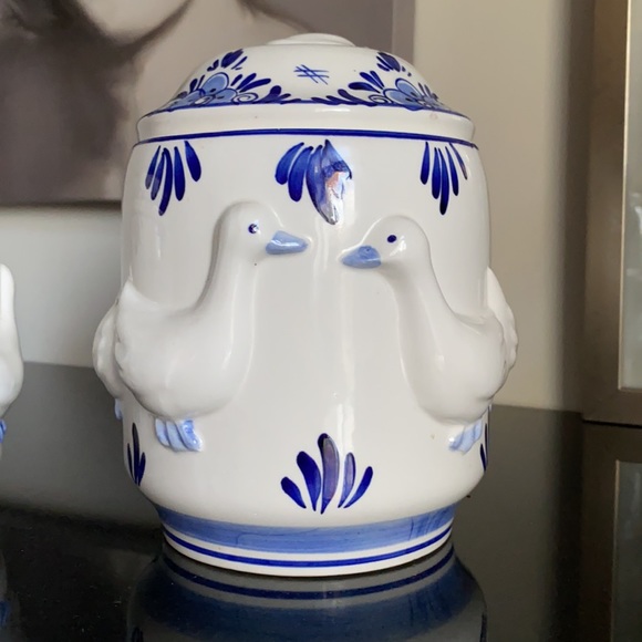 ❤️HOST PICKS❤️Vintage Delft 1984 blue/white Goose canisters - Picture 5 of 15